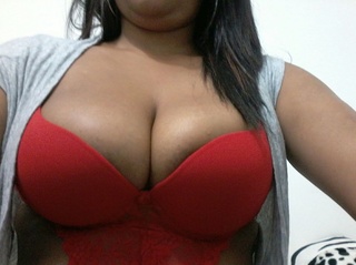 latino chica with grandes