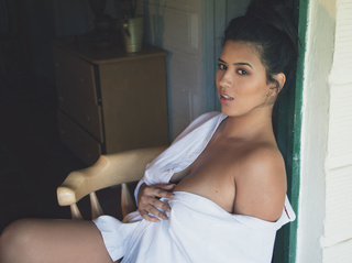 latino jovencita grandes pechos