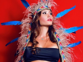 latino chica grandes pechos
