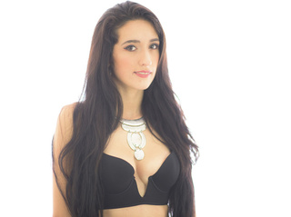 latino jovencita grandes pechos