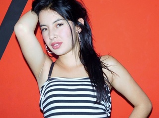 latino jovencita grandes pechos