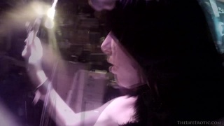 oscura haired chica mona posar