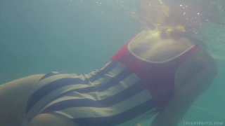 nadando nena grueso piscina