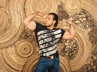 latino hombre beefyal meter los dedos