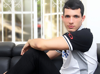 latino hombre isaacwild like