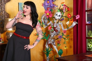 thick pin-up girl plays