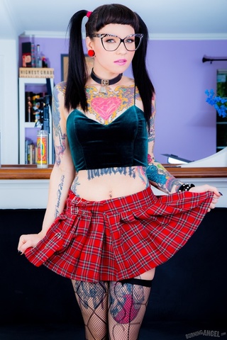 nerdy goth babe flashes