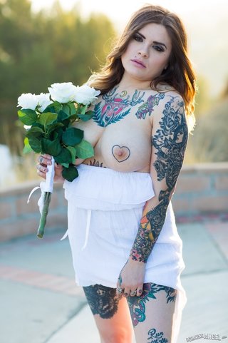 thick rocker babe flashes