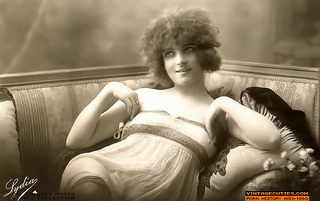 flashes sonríe poses seductively