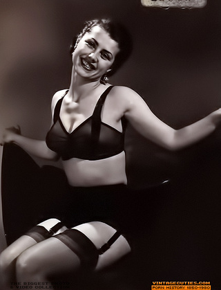 elegant jóvenes morena poses