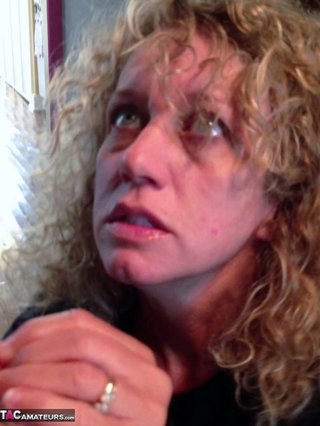 rizosa rubias milf rodillas
