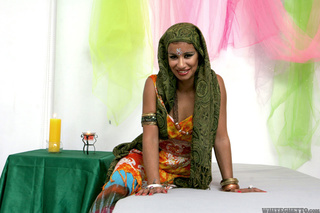 roja lipped lass nailed