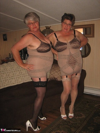 impresionante elderly rubias morena