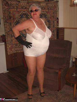 lavish elderly con curvas rubias