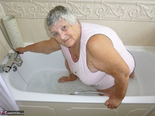 showy elderly con curvas rubias