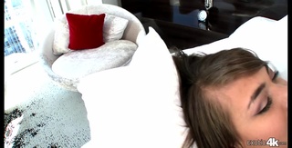pequeñita morena grabs piel