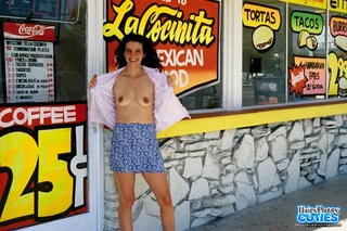 fumando calientes chavala sits