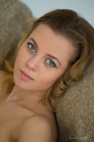 alluring babe pose luscious