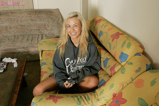 foxy blonde bares lusty
