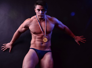 white man musclemaddoxx