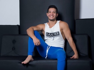 latino gay brandontiumph fumando