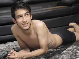 latino gay chasser bailando