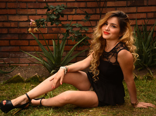 latino jovencita castaña cabello