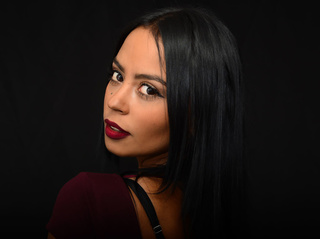 latino jovencita negras cabello
