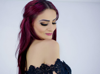 white girl auburn hair