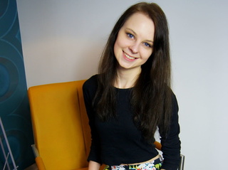 girl snapshot shoulder length