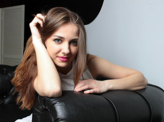 blancas chica castaña cabello