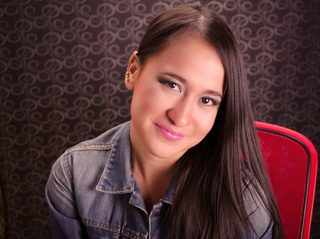 latino jovencita with castaña