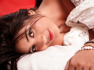 latino jovencita negras cabello