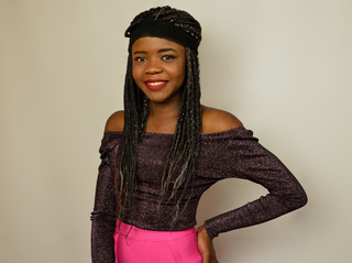 jovencita with negras cabello