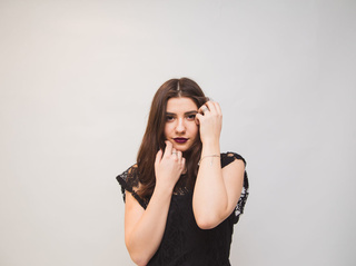 jovencita castaña cabello lindo