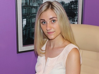 teen blonde hair small