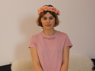 jovencita castaña cabello lindo