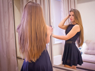 jovencita castaña larga cabello