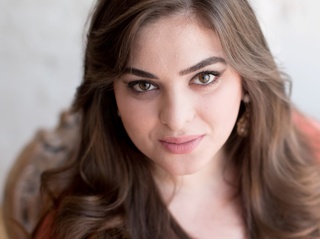 latino jovencita castaña cabello