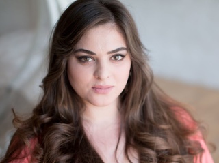 latino jovencita castaña cabello