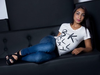 latino jovencita negras cabello