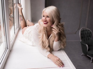white girl blonde hair