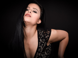 latino jovencita negras cabello