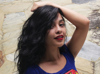 latino jovencita negras cabello