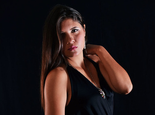 latino jovencita negras cabello