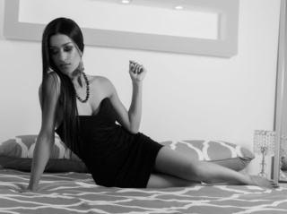 latino jovencita with negras