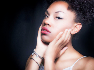 latino jovencita negras cabello