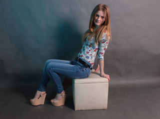 teen blonde hair small