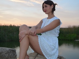 white milf brown hair