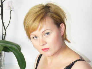 white milf brown hair